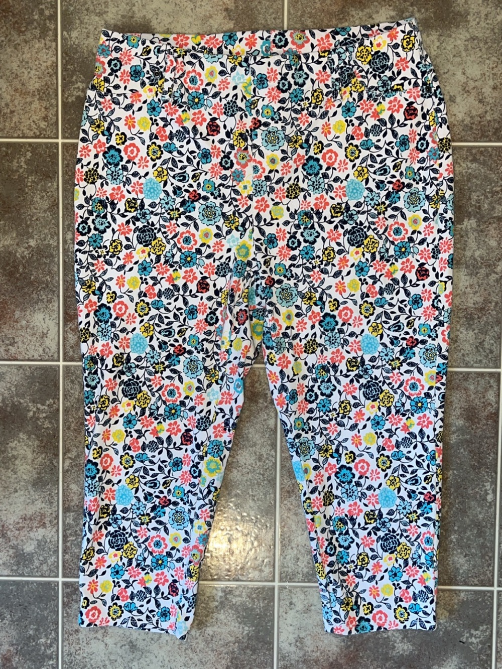 Floral Pull-On Capri Pants Plus Size 1X 16W-18W - Picture 4 of 5